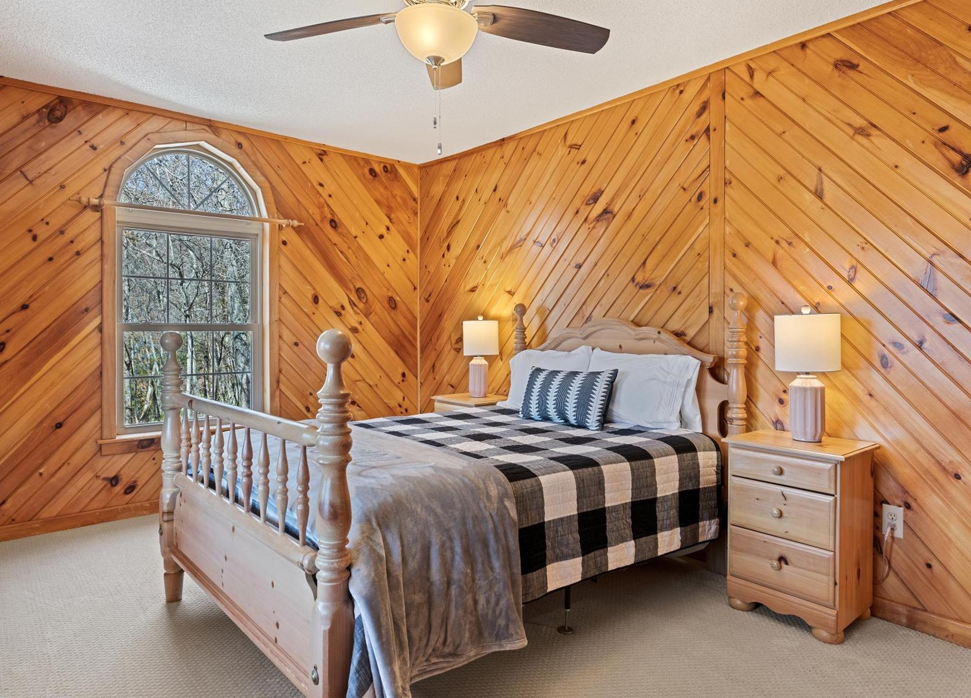 With Beautiful Mountain Views, Hottub, Pet Friendly, Gameroom, Fireplace *