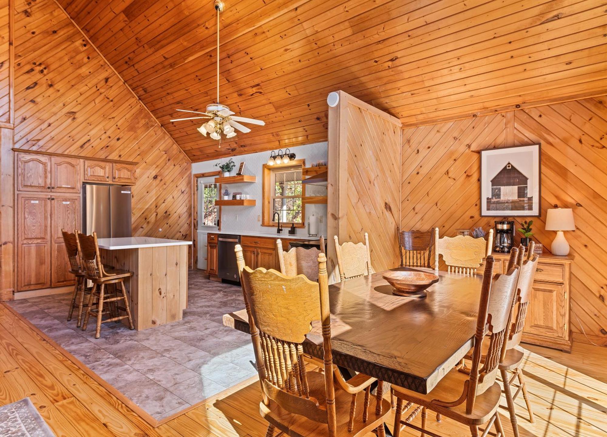 Hébergement de vacances With Beautiful Mountain Views, Hottub, Pet Friendly, Gameroom, Fireplace *