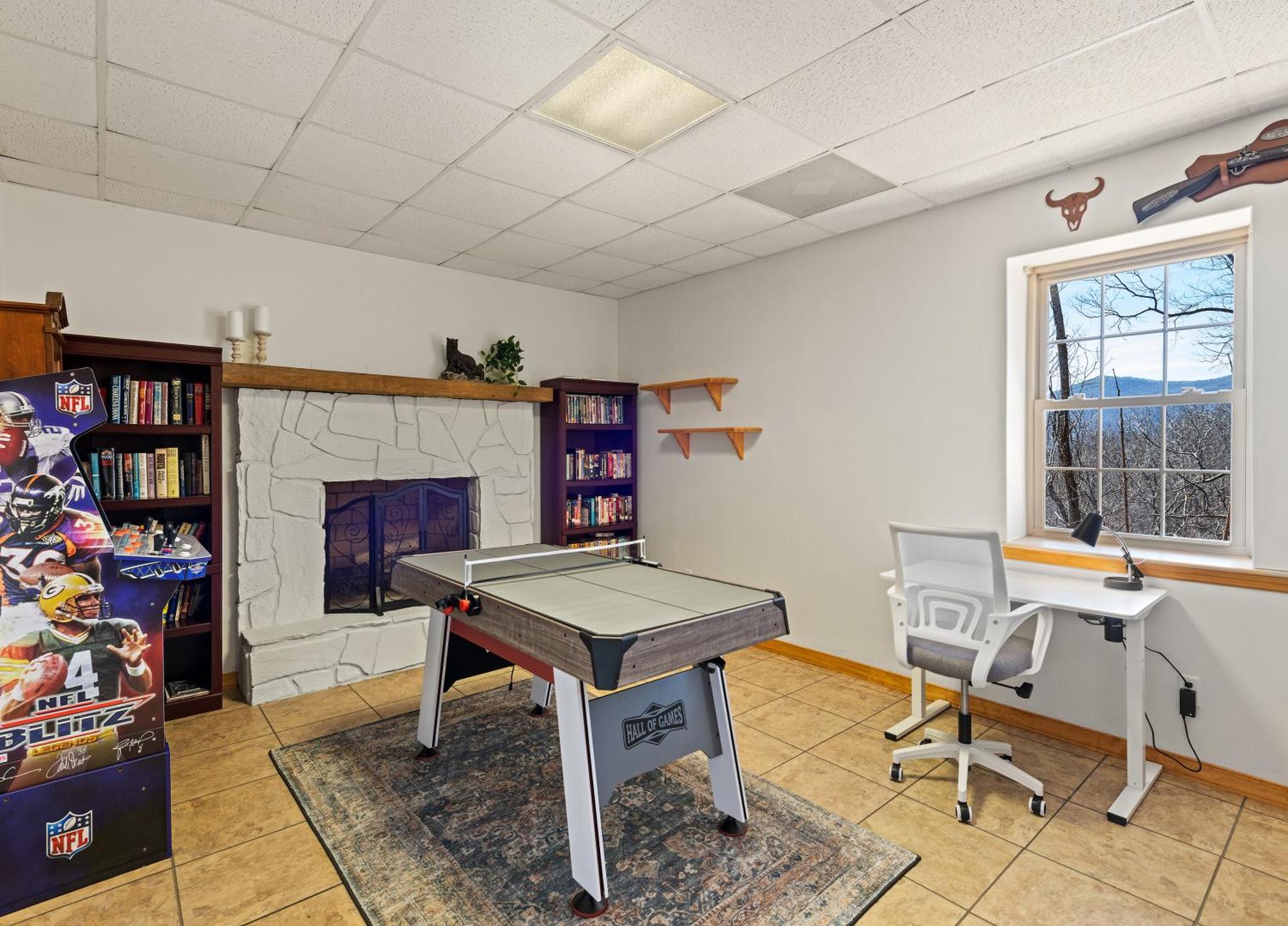 With Beautiful Mountain Views, Hottub, Pet Friendly, Gameroom, Fireplace *