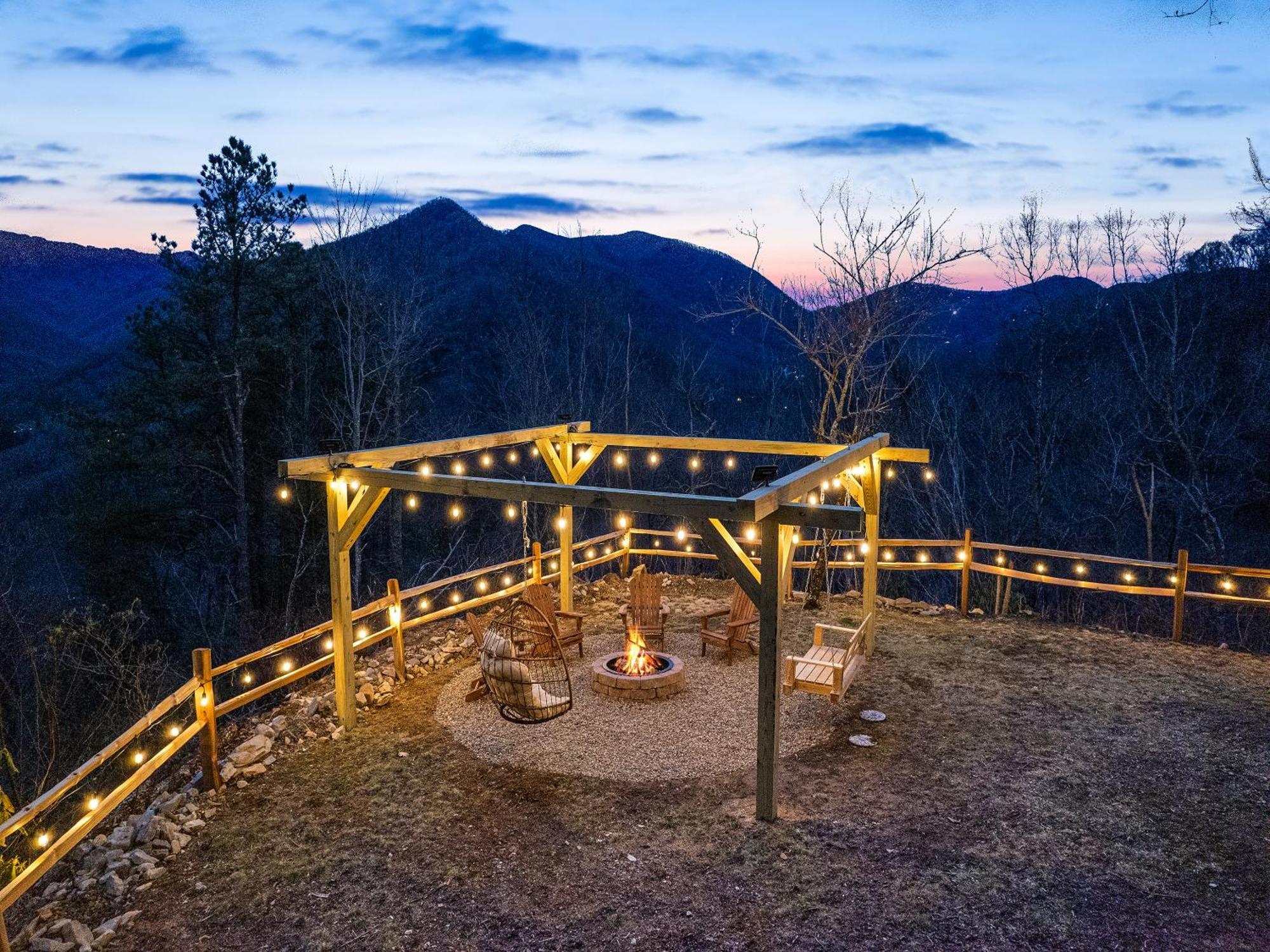 With Beautiful Mountain Views, Hottub, Pet Friendly, Gameroom, Fireplace Hébergement de vacances Maggie Valley