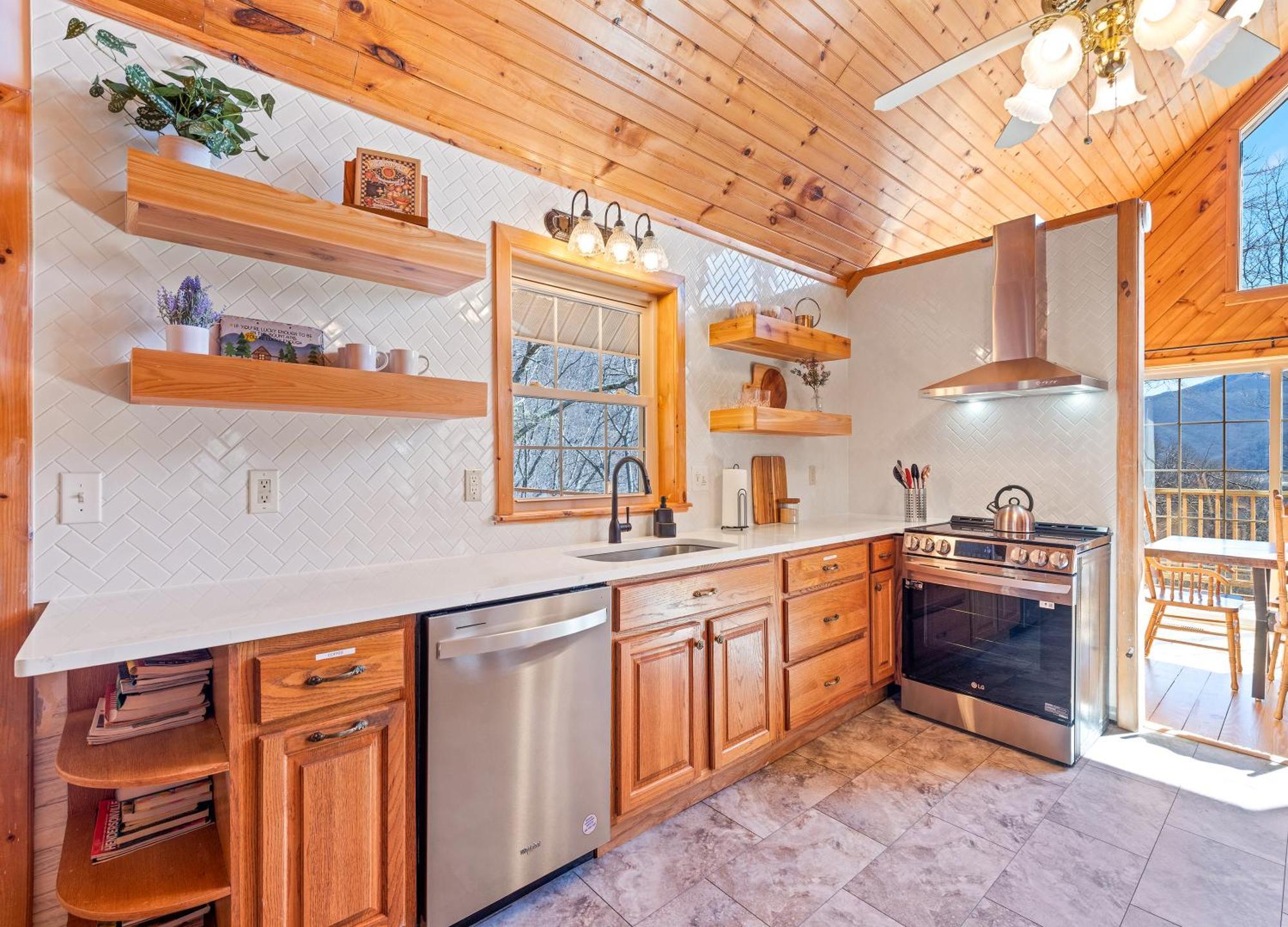 With Beautiful Mountain Views, Hottub, Pet Friendly, Gameroom, Fireplace Maggie Valley