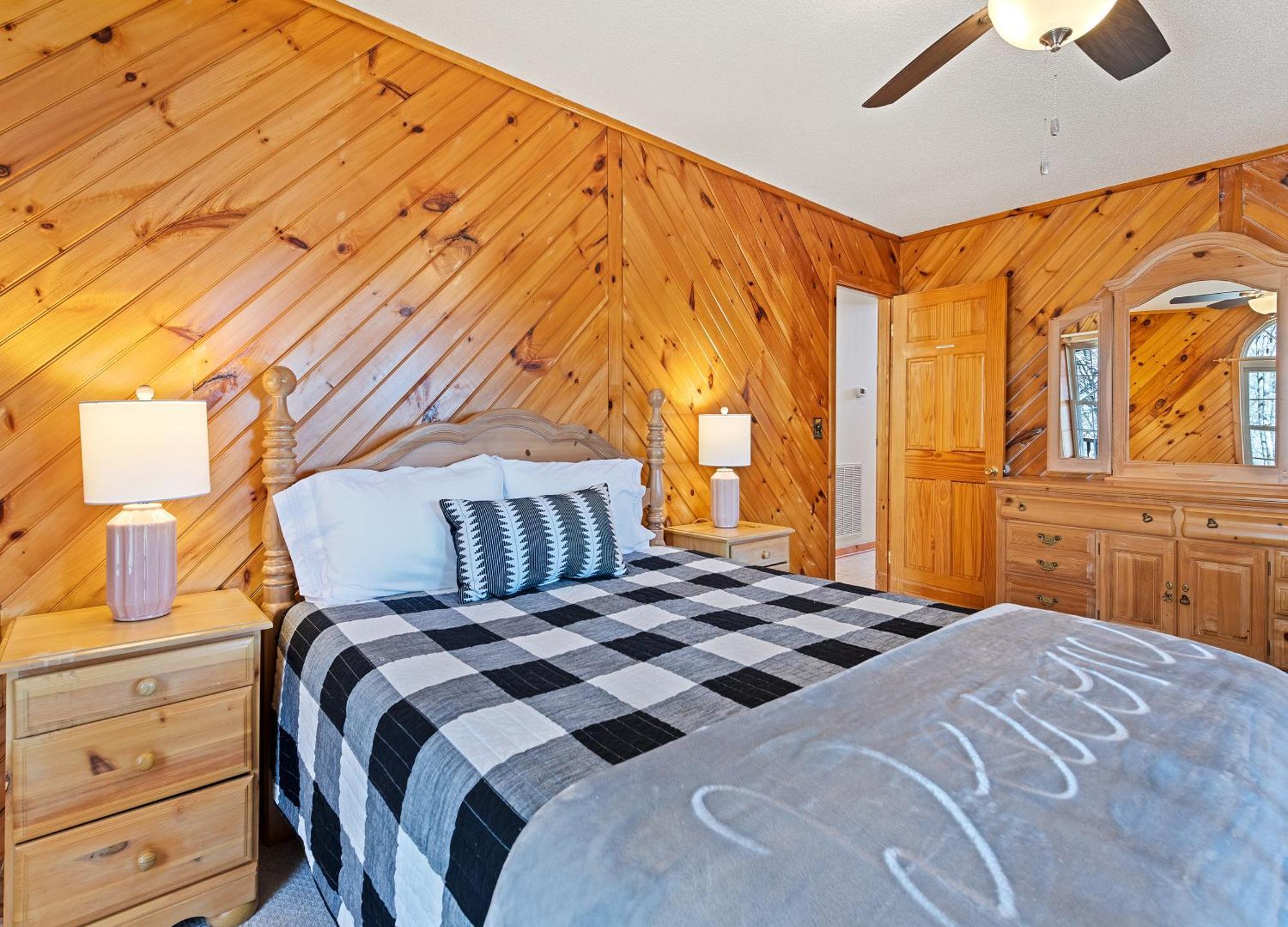 With Beautiful Mountain Views, Hottub, Pet Friendly, Gameroom, Fireplace