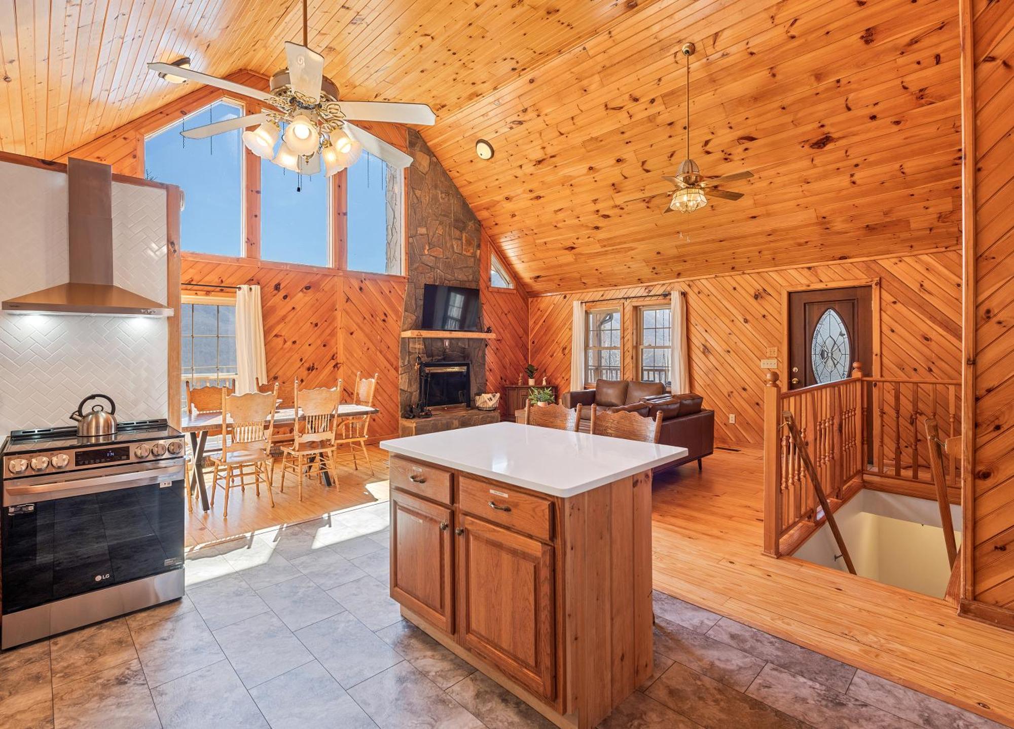 With Beautiful Mountain Views, Hottub, Pet Friendly, Gameroom, Fireplace Hébergement de vacances *