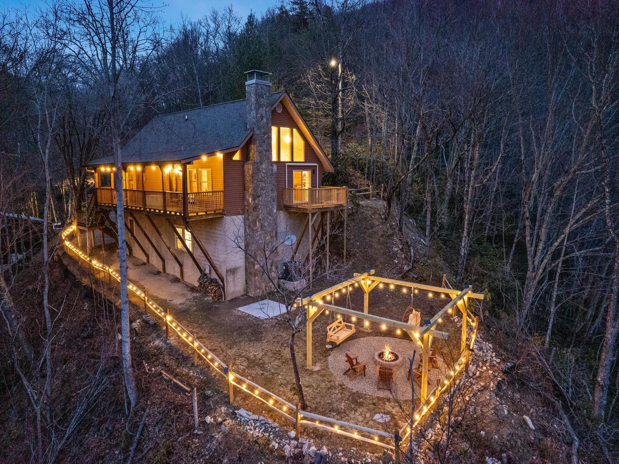 With Beautiful Mountain Views, Hottub, Pet Friendly, Gameroom, Fireplace Maggie Valley