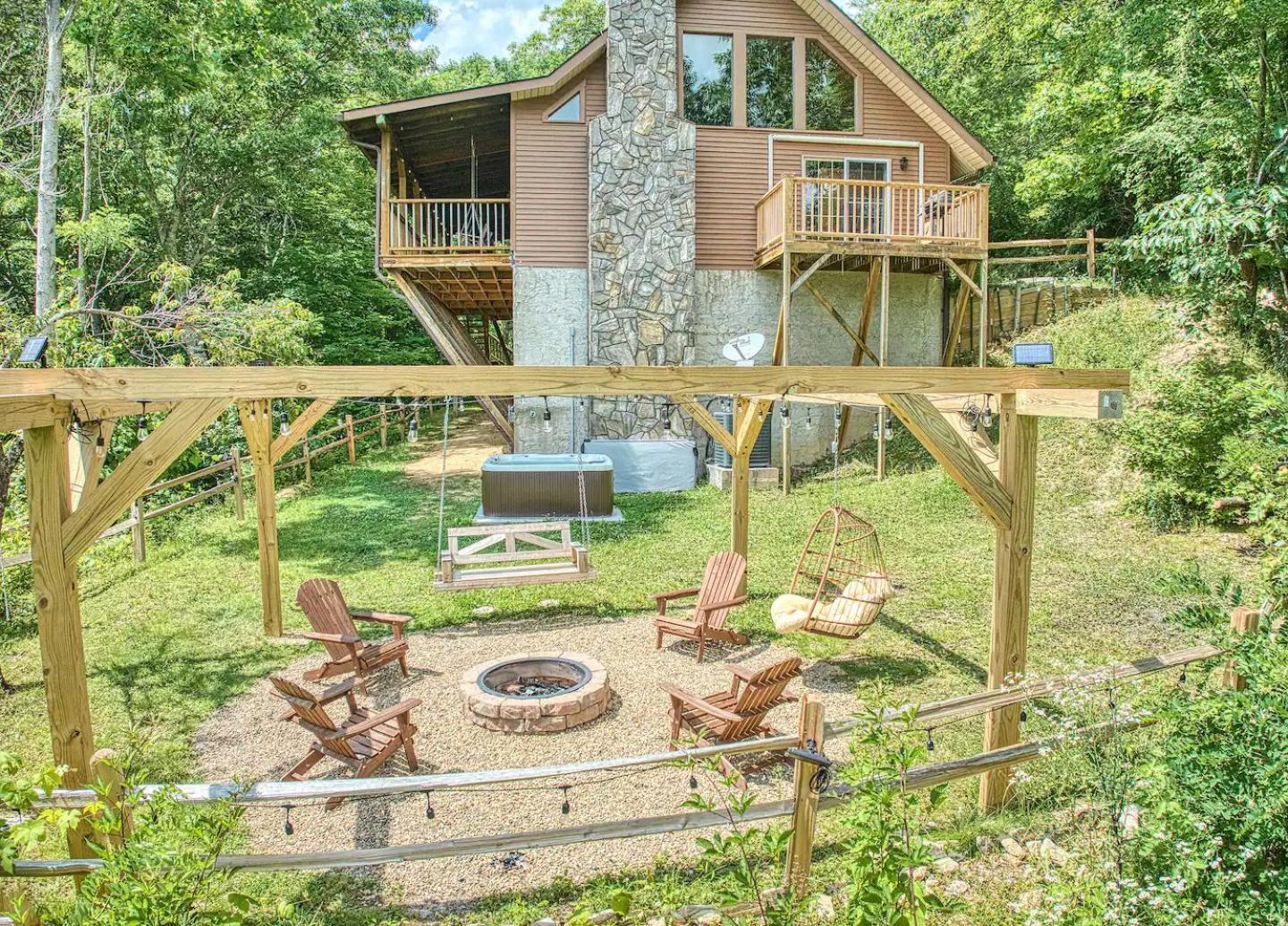 With Beautiful Mountain Views, Hottub, Pet Friendly, Gameroom, Fireplace