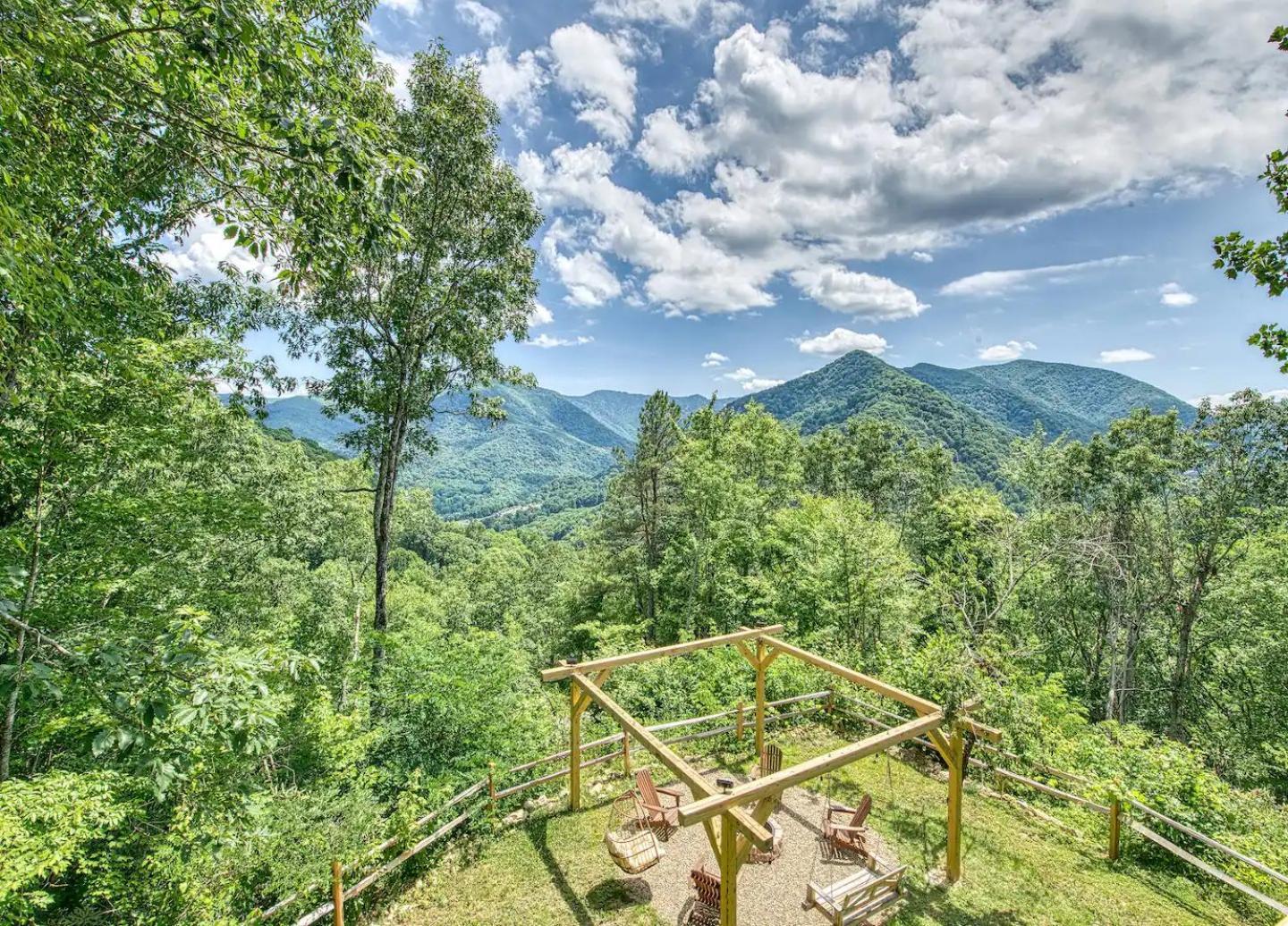 With Beautiful Mountain Views, Hottub, Pet Friendly, Gameroom, Fireplace