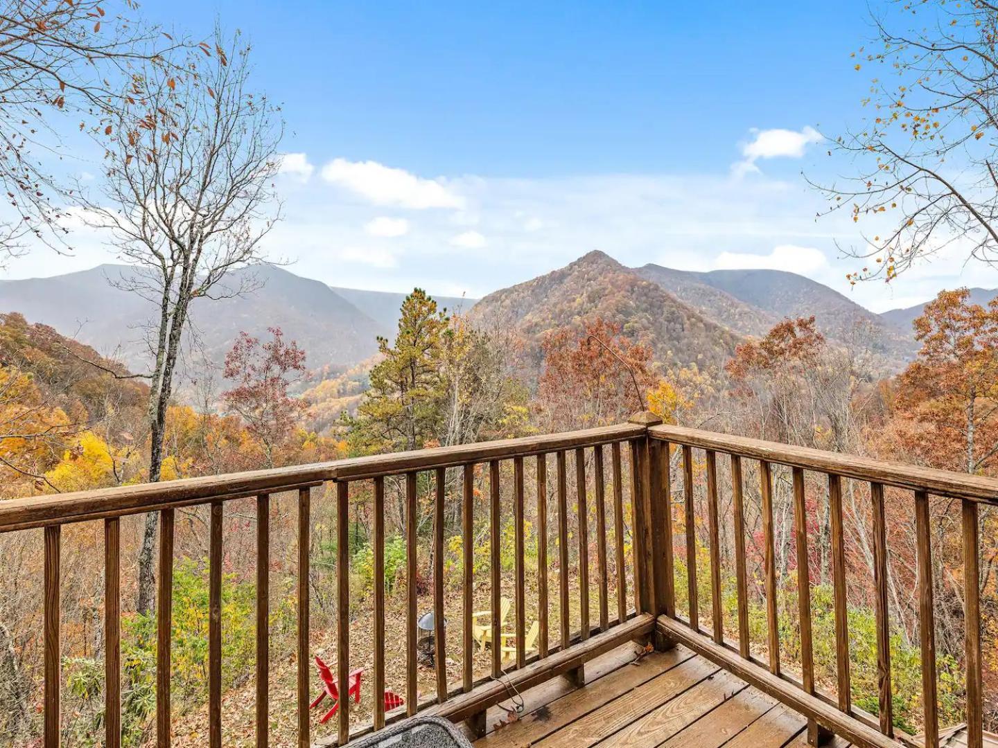With Beautiful Mountain Views, Hottub, Pet Friendly, Gameroom, Fireplace * Maggie Valley