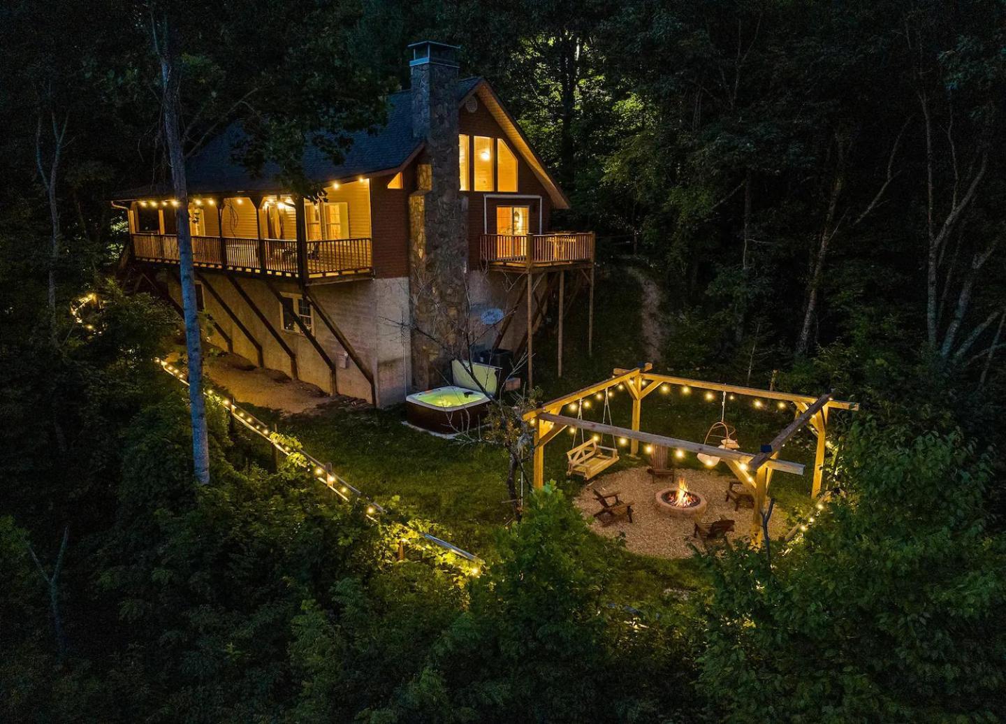 Hébergement de vacances With Beautiful Mountain Views, Hottub, Pet Friendly, Gameroom, Fireplace *