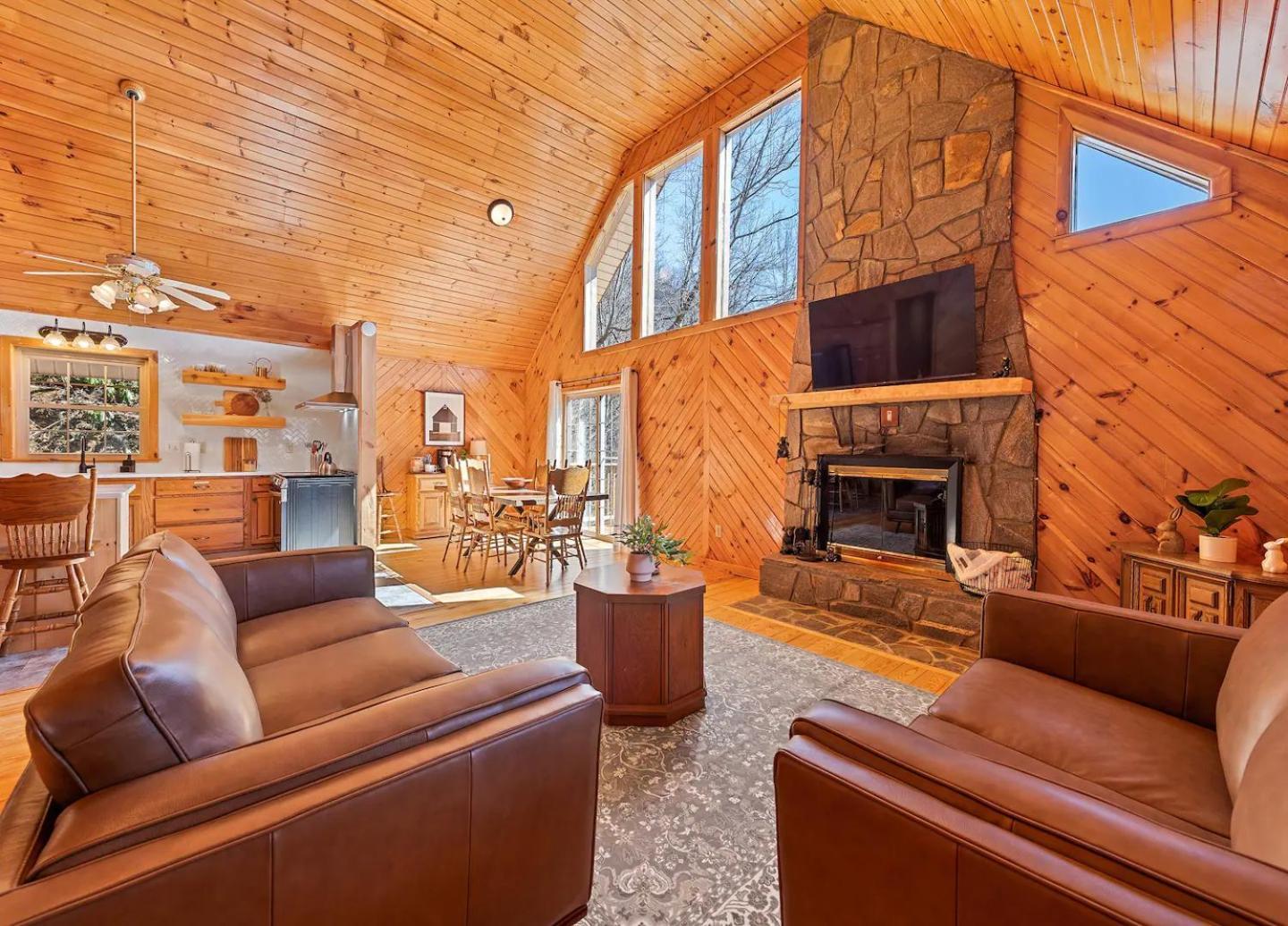 With Beautiful Mountain Views, Hottub, Pet Friendly, Gameroom, Fireplace *