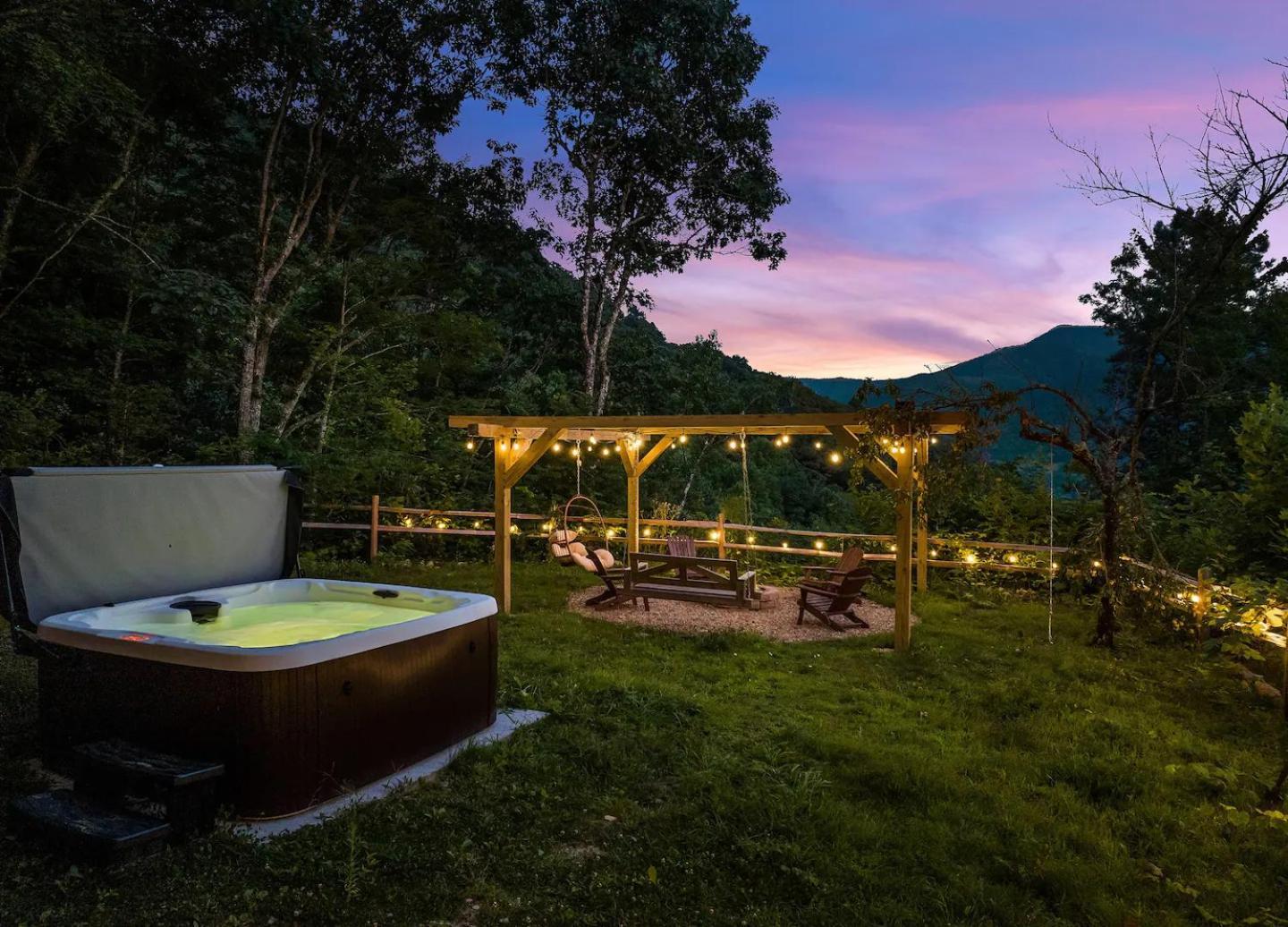 With Beautiful Mountain Views, Hottub, Pet Friendly, Gameroom, Fireplace Maggie Valley