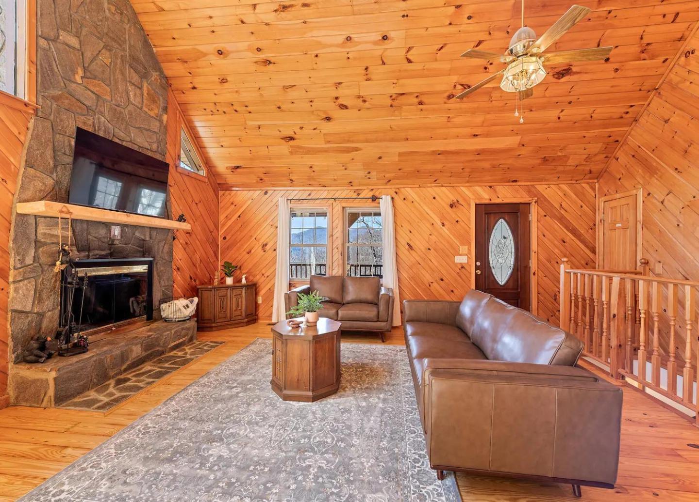 With Beautiful Mountain Views, Hottub, Pet Friendly, Gameroom, Fireplace Hébergement de vacances