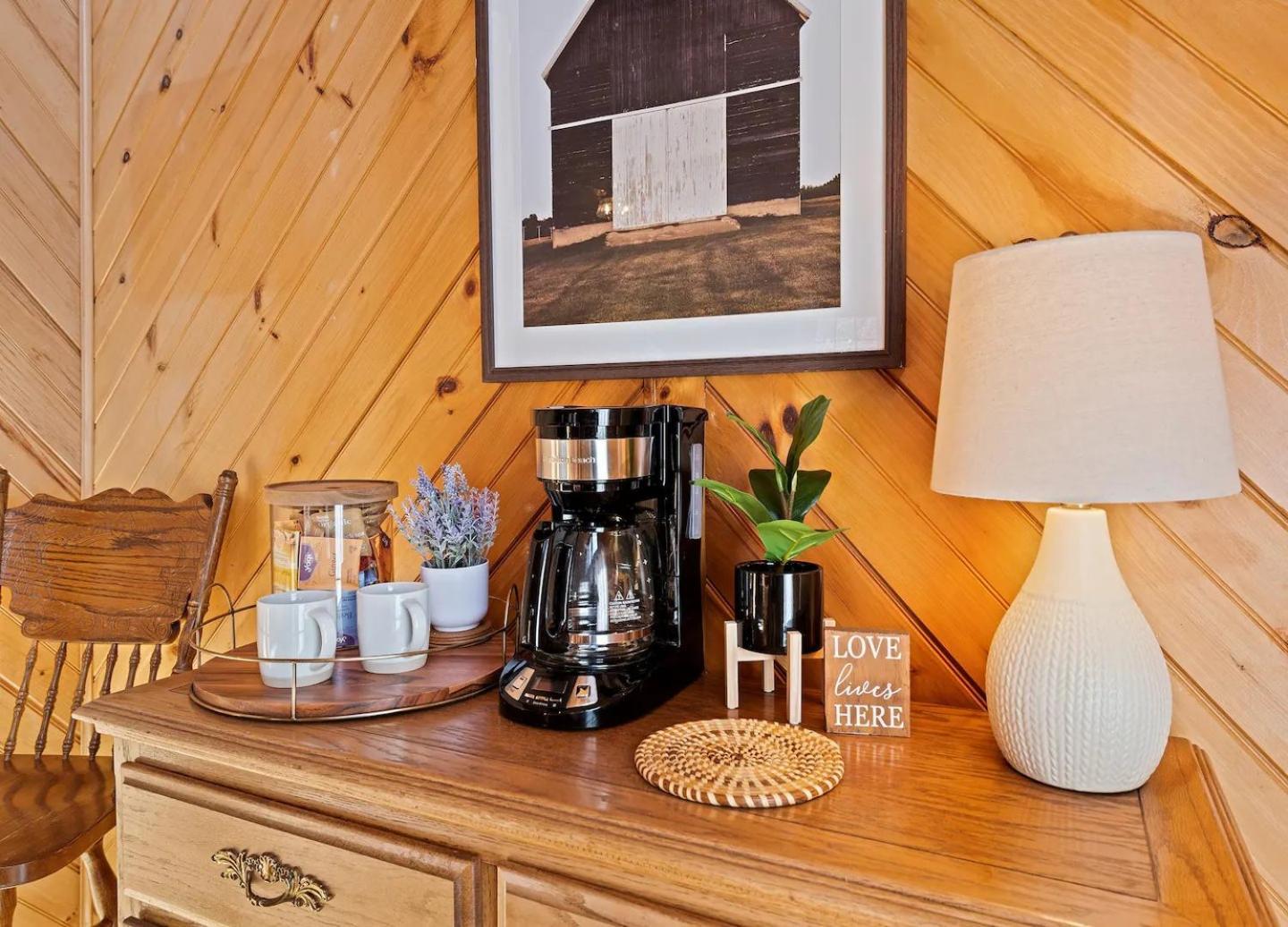 With Beautiful Mountain Views, Hottub, Pet Friendly, Gameroom, Fireplace * Maggie Valley