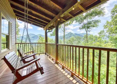 Hébergement de vacances With Beautiful Mountain Views, Hottub, Pet Friendly, Gameroom, Fireplace Maggie Valley