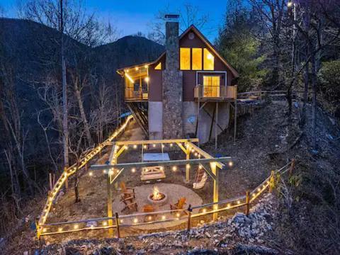 Hébergement de vacances With Beautiful Mountain Views, Hottub, Pet Friendly, Gameroom, Fireplace