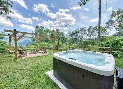 Hébergement de vacances With Beautiful Mountain Views, Hottub, Pet Friendly, Gameroom, Fireplace Maggie Valley