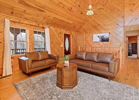 Hébergement de vacances With Beautiful Mountain Views, Hottub, Pet Friendly, Gameroom, Fireplace