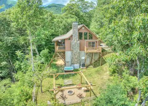 With Beautiful Mountain Views, Hottub, Pet Friendly, Gameroom, Fireplace * Maggie Valley