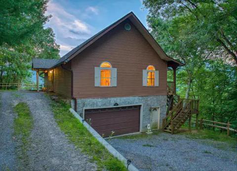With Beautiful Mountain Views, Hottub, Pet Friendly, Gameroom, Fireplace Maggie Valley
