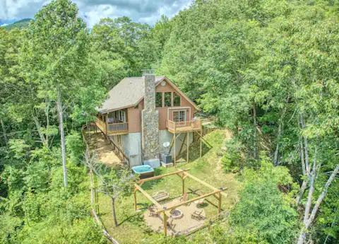 With Beautiful Mountain Views, Hottub, Pet Friendly, Gameroom, Fireplace