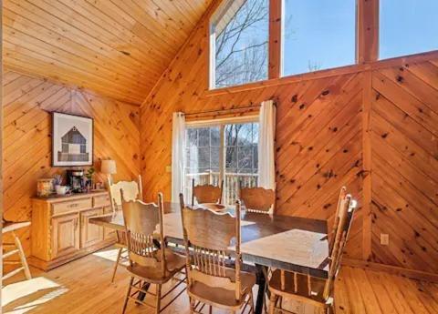 With Beautiful Mountain Views, Hottub, Pet Friendly, Gameroom, Fireplace *