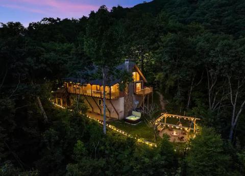 Hébergement de vacances With Beautiful Mountain Views, Hottub, Pet Friendly, Gameroom, Fireplace
