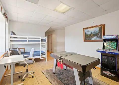 With Beautiful Mountain Views, Hottub, Pet Friendly, Gameroom, Fireplace Maggie Valley