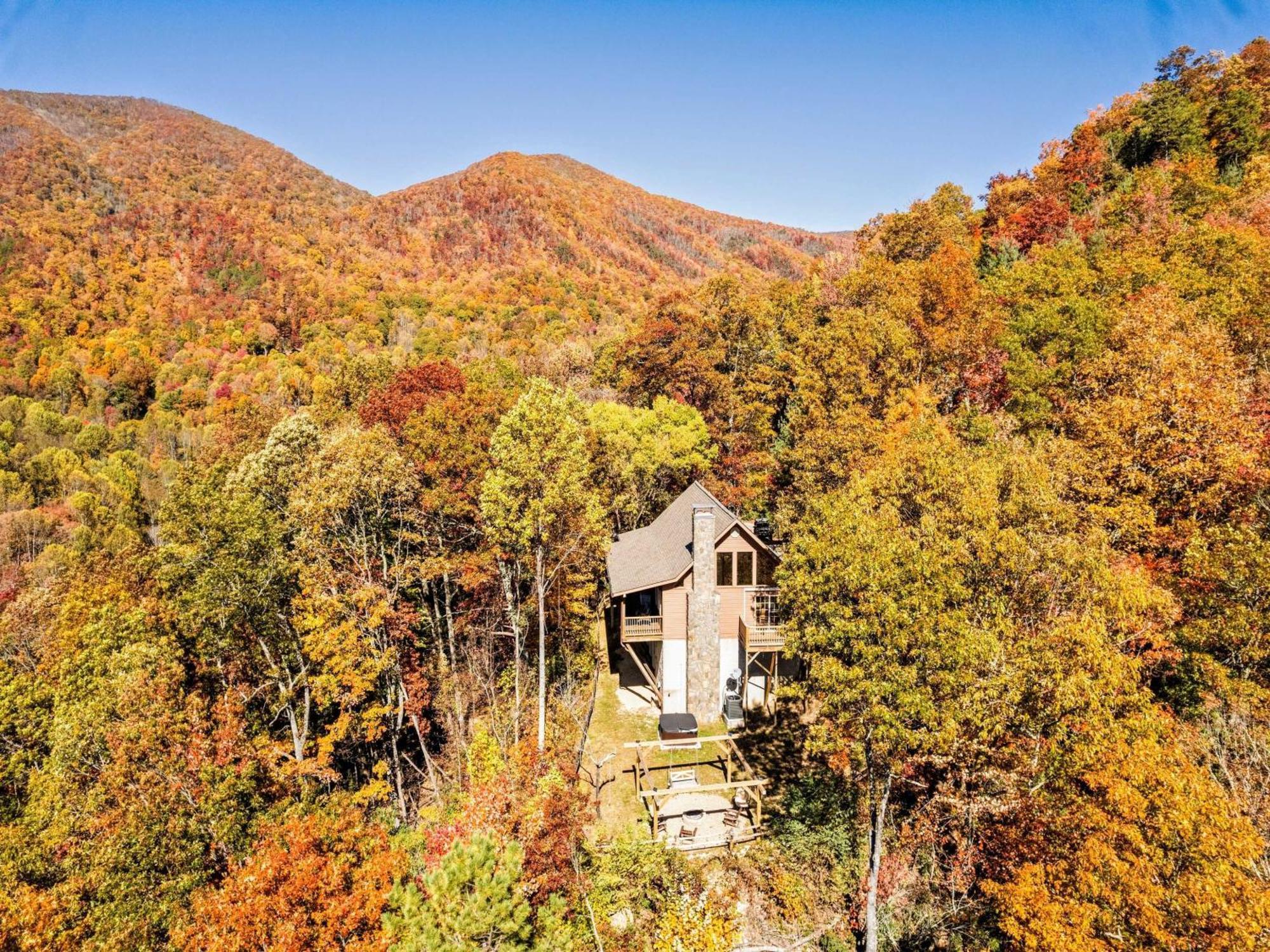 With Beautiful Mountain Views, Hottub, Pet Friendly, Gameroom, Fireplace * Maggie Valley