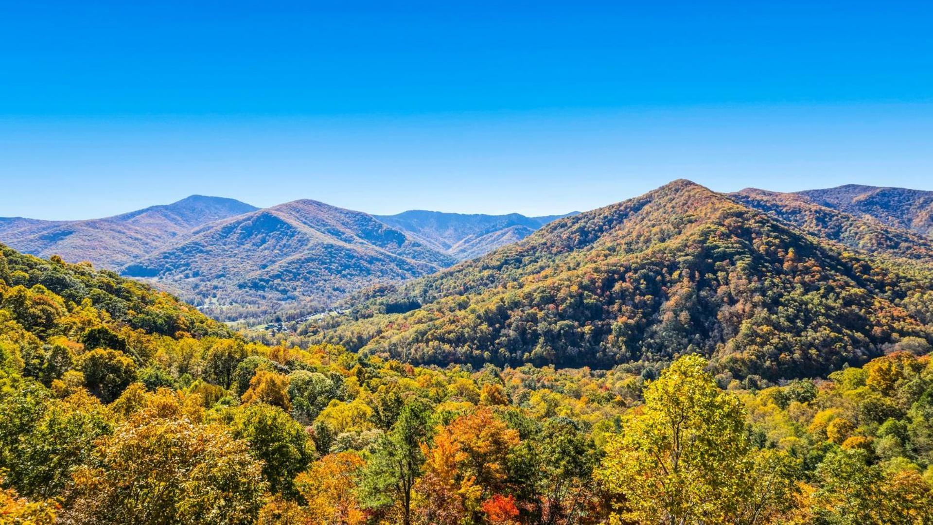 With Beautiful Mountain Views, Hottub, Pet Friendly, Gameroom, Fireplace *