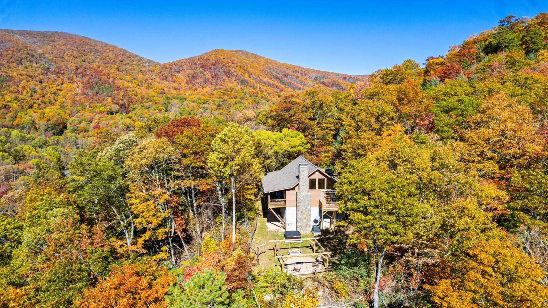 With Beautiful Mountain Views, Hottub, Pet Friendly, Gameroom, Fireplace