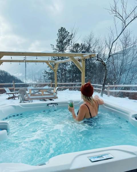 With Beautiful Mountain Views, Hottub, Pet Friendly, Gameroom, Fireplace Maggie Valley